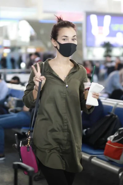 Kinesisk Amerikansk Skådespelerska Celina Jade Avbildas Shanghai Hongqiao International Airport — Stockfoto
