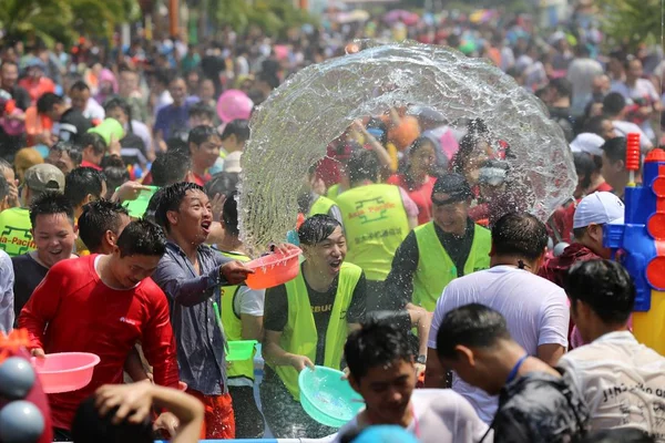 Povos Locais Turistas Polvilhe Água Para Celebrar Festival Aspersão Água — Fotografia de Stock