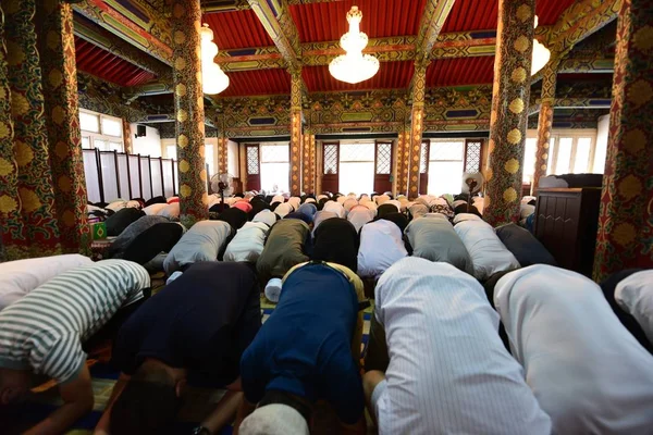 Muslim Tionghoa Menghadiri Sesi Doa Pagi Untuk Merayakan Idul Fitri — Stok Foto