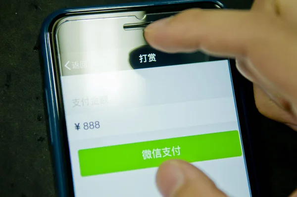 Usuário Celular Chinês Usa Serviço Pagamento Móvel Wechat Pay Tencent — Fotografia de Stock