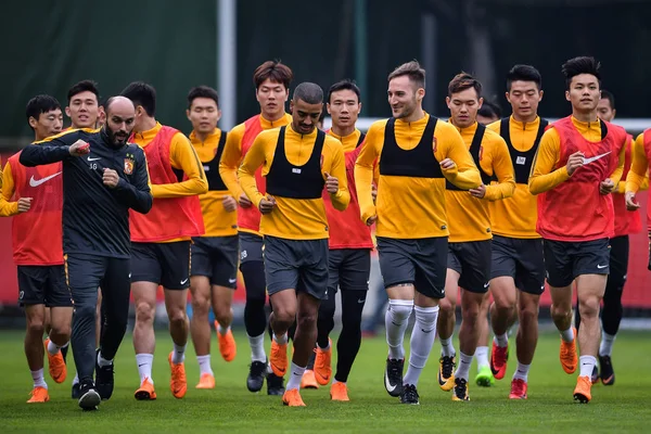 Spieler Des Chinesischen Guangzhou Evergrande Taobao Nehmen Einer Trainingseinheit Vor — Stockfoto