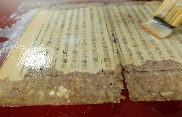 古代の本を修復するための49の中国の専門家朱 Lvzhong Dexing Dexing 州立図書館で古代の本を修復し 中国東部の江西州 Shangrao 2月6日2018 — ストック写真