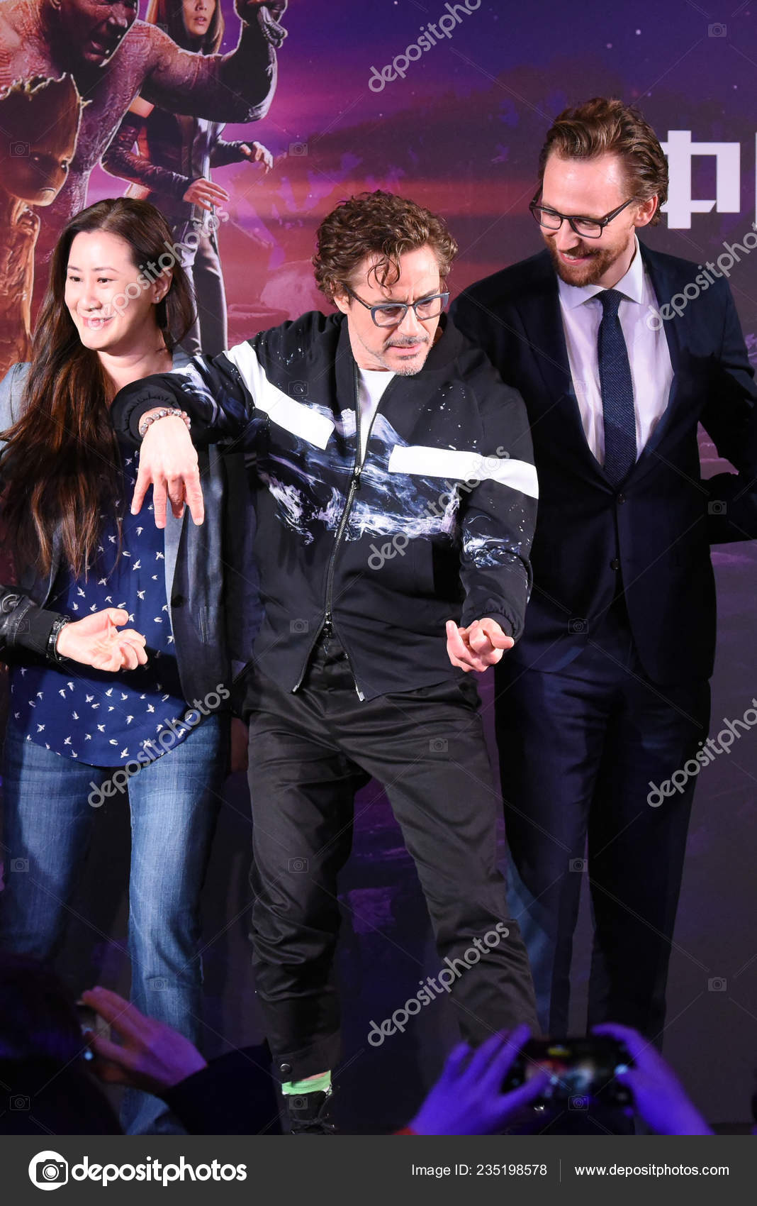 アメリカの俳優 歌手のロバート ダウニー センターと英国俳優トム ヒドルストン 2018 日新しい映画 アベンジャーズ 無限戦争  上海での記者会見に出席します — ストック編集用写真©IC Photo#235198578, image size:1068x1700