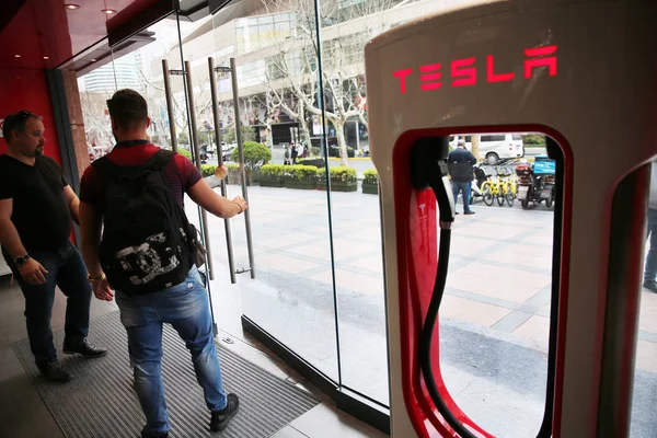 Kunden Verlassen Ein Autohaus Von Tesla Shanghai China März 2018 — Stockfoto