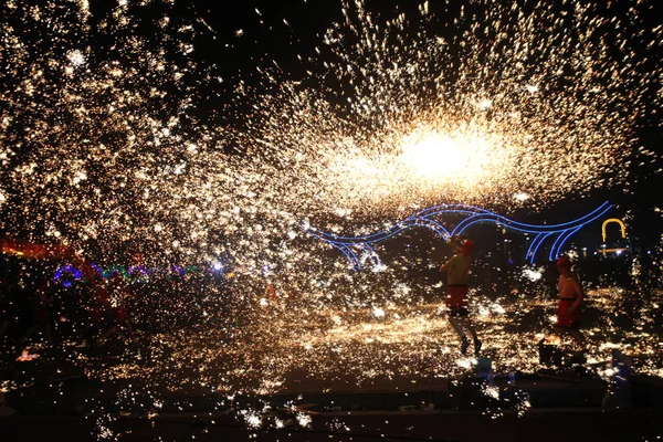 Performers Perform Dragon Dance Sparks Created Molten Iron Water Were — Stock Photo, Image