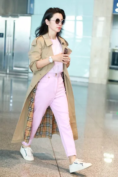 Actrița Chineză Bingbing Îndreaptă Spre Ieșire După Aterizarea Aeroportul Internațional — Fotografie, imagine de stoc
