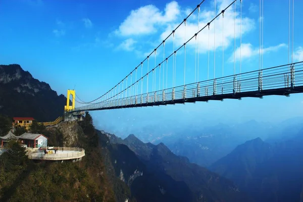 2018年2月6日 中国在重庆和中国西南四川省交界处海拔 980 米的巴台山上最高的玻璃底桥 — 图库照片