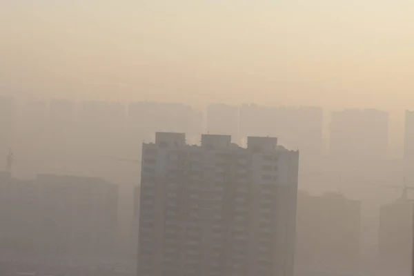 Edificios Gran Altura Están Envueltos Por Fuerte Smog Ciudad Harbin —  Fotos de Stock