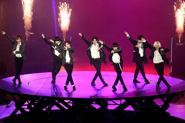 밖으로 회원의 아이돌 주니어는 콘서트에서 그들의 2018 — 스톡 사진