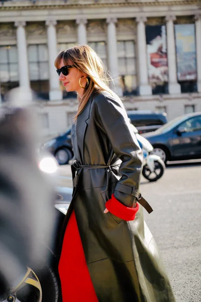 Een Trendy Voetganger Loopt Straat Tijdens Paris Fashion Week Fall — Stockfoto