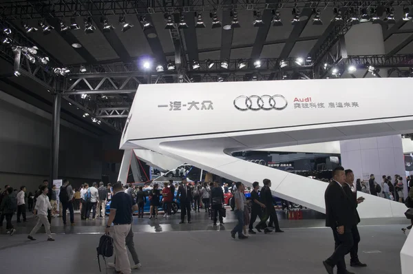 Mensen Bezoeken Stand Van Audi Tijdens 15E China Guangzhou Internationale — Stockfoto