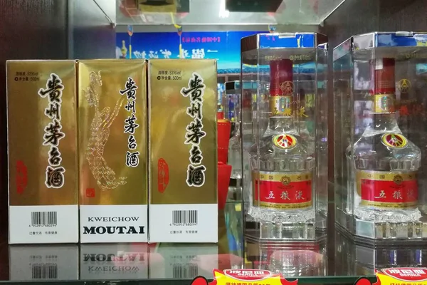 ファイル 中国東部山東省青島市の店で販売されているクワイチョウ ムータイ酒のボトル 2018年1月11日 — ストック写真