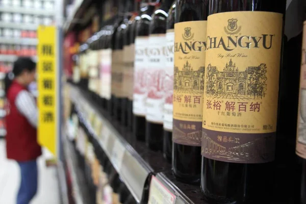 Bottiglie Vino Rosso Secco Changyu Sono Vendita Supermercato Nella Città — Foto Stock