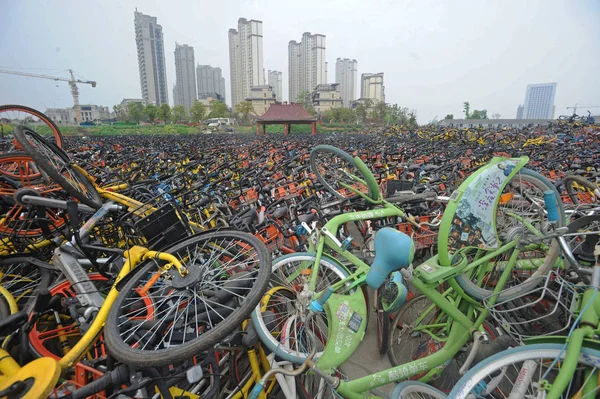 Fietsen Van Chinese Fiets Sharing Diensten Zijn Opgestapeld Rond Binnen — Stockfoto