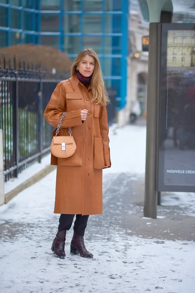 Modny Pieszy Przechodzi Ulicy Podczas Paris Fashion Week Jesień Zima — Zdjęcie stockowe