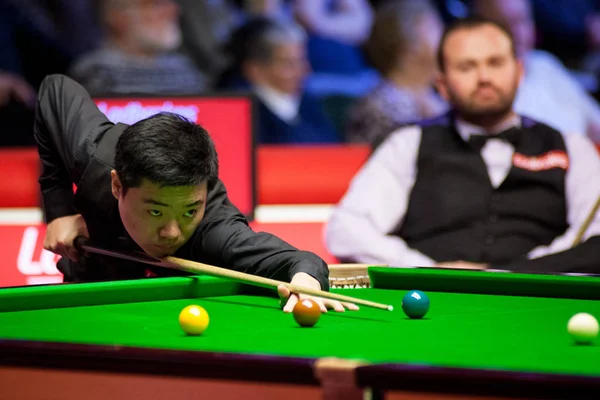 Ding Junhui Της Κίνας Παίζει Έναν Πυροβολισμό Mark Joyce Της — Φωτογραφία Αρχείου