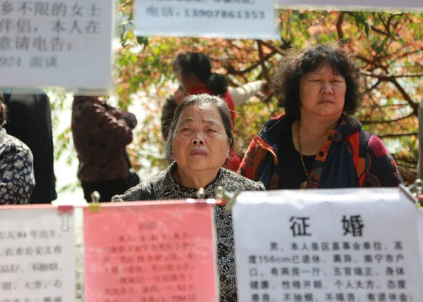 Les Parents Chinois Affichent Les Informations Personnelles Leurs Enfants Célibataires — Photo