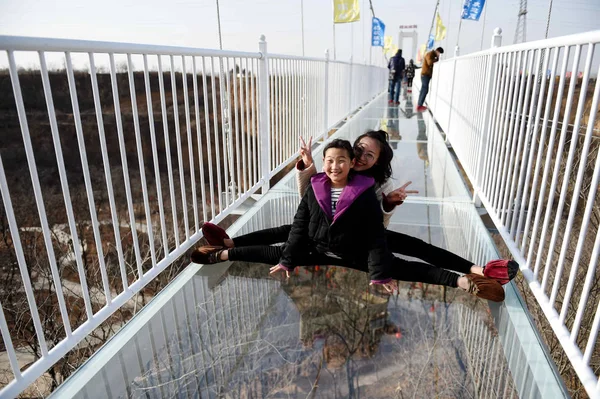 2018년 10일 허난성 뤄양시의 138미터 길이의 다리에서 방문객들이 포즈를 취하고 — 스톡 사진