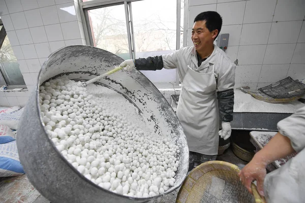 Китайский Рабочий Крутит Контейнер Обернуть Начинку Липкой Рисовой Мукой Сделать — стоковое фото