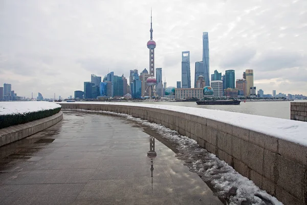 浦西外滩的雪景 黄浦江和陆家嘴金融区 有东方明珠电视塔 左最高 上海塔 右最高 上海世界金融中心 右二高 金茂大厦等 — 图库照片