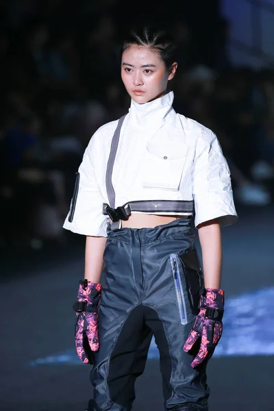 モデルは 2018 日卒業設計作品で北京ファッション工科大学 Bift 北京でのファッションショーの実行中を卒業してスポーツウェアの作成を表示します — ストック写真