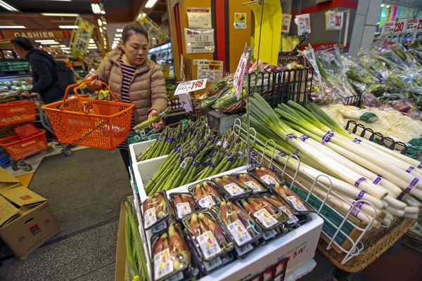 Ein Kunde Kauft Gemüse Auf Dem Kuromon Ichiba Markt Osaka — Stockfoto