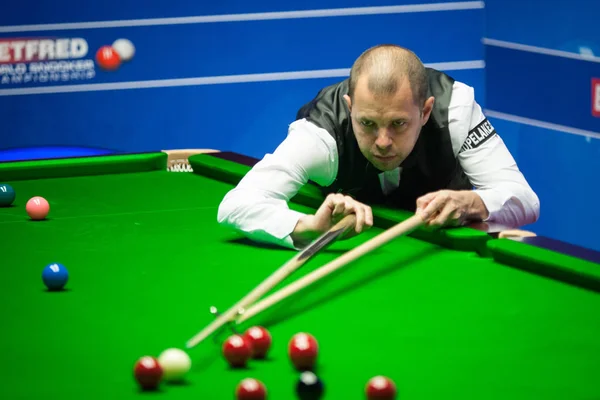 Barry Hawkins Anglii Odgrywa Strzał Lyu Haotian Chin Drugim Meczu — Zdjęcie stockowe