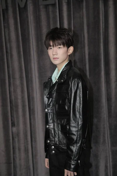 Roy Wang Eller Wang Yuan Kinesisk Pojke Gruppen Tfboys Ankommer — Stockfoto