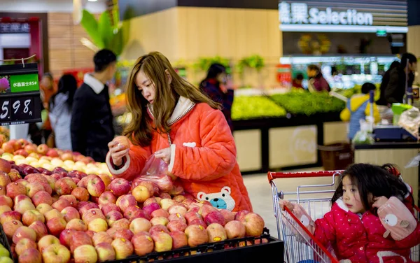 顧客は 中国南西部の貴州省美江市のスーパーマーケットで果物を買い物をする 2018年2月6日 — ストック写真