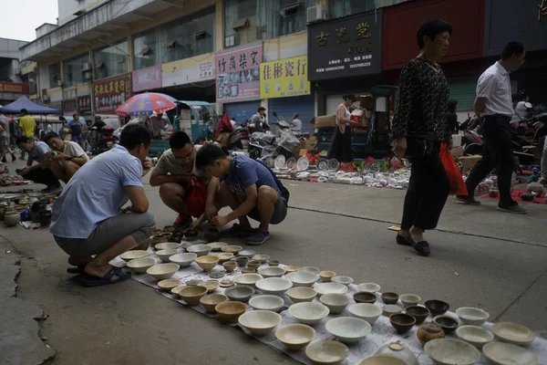 Clientes Tentam Identificar Peças Porcelana Guishi Também Chamado Mercado Negro — Fotografia de Stock