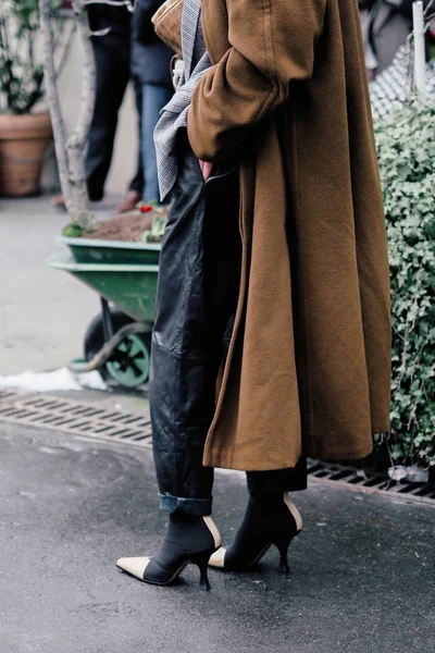 Een Trendy Voetganger Loopt Straat Tijdens Paris Fashion Week Fall — Stockfoto