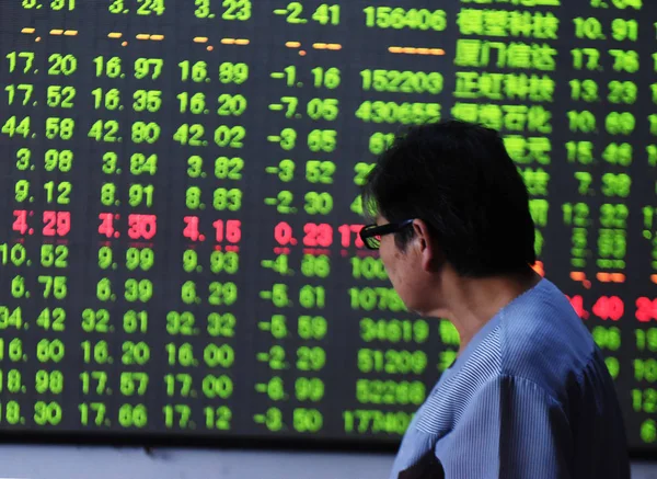 2018年5月30日 中国东部浙江省杭州市一家股票经纪公司的股价 价格上涨为红色 价格下跌为绿色 她对股价做出了反应 — 图库照片