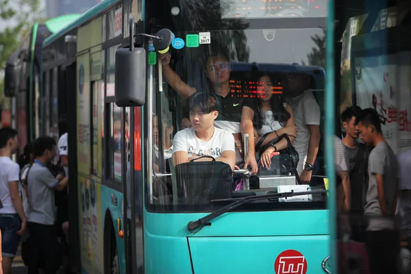 Los Viajeros Meten Autobuses Punto Control Meilin Que Uno Los — Foto de Stock