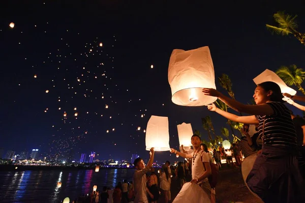 People Release Sky Lanterns Also Known Kongming Lanterns Bank Lancang — Stock Photo, Image