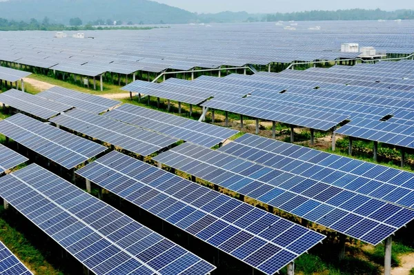 태양광 패널은 2015년 31일 장시성 산그라오시의 태양광 발전소에 설치되었습니다 — 스톡 사진