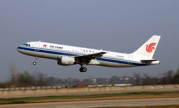 Egy Airbus A320 Típusú Repülőgéppel Sugárhajtású Repülőgép Air China Leveszi — Stock Fotó