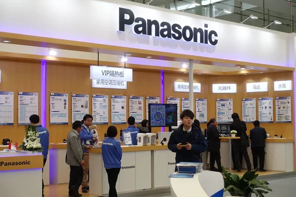 Gente Visita Stand Panasonic Durante Appliance Electronics World Expo 2018 —  Fotos de Stock