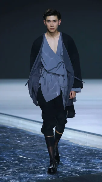 モデルは 2018 日卒業設計作品で北京ファッション工科大学 Bift 北京でのファッションショーの実行中を卒業して紳士服の作成を表示します — ストック写真