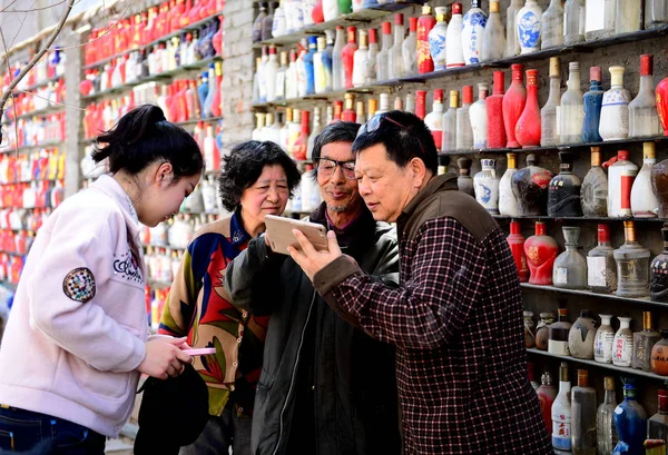 Year Old Chinese Man Guanying Second Right Shows Meter Long — Stock Photo, Image