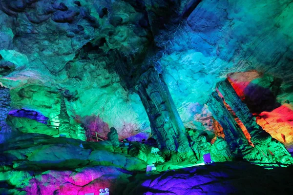 Пещера Ваньсянь Крупномасштабная Карстовая Пещера Историей 250 Миллионов Лет Освещена — стоковое фото