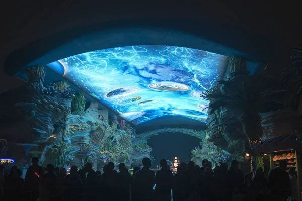 Туристы Ходят Огромным Светодиодным Экраном Показывая Видео Морской Жизни Королевстве — стоковое фото