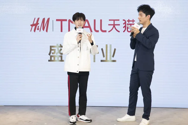ロイ王または王元 中国の少年グループ Tfboys の左が出席ファッション小売業者 Tmall Com 上海市に中国電子商取引大手アリババ グループのオンライン ショッピング サイトでの — ストック写真