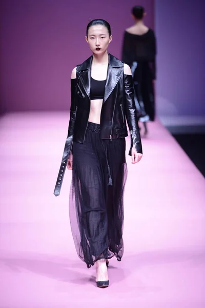 Modell Visar Skapelse Modevisning Jag Ying Den Kina Mode Vecka — Stockfoto