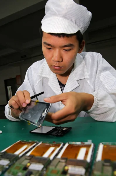Trabajador Chino Monta Teléfonos Móviles Una Fábrica Ciudad Huaying Suroeste — Foto de Stock
