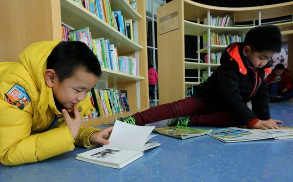 Китайские Дети Читают Книги Книжном Магазине Городе Цзинань Провинция Шаньдун — стоковое фото