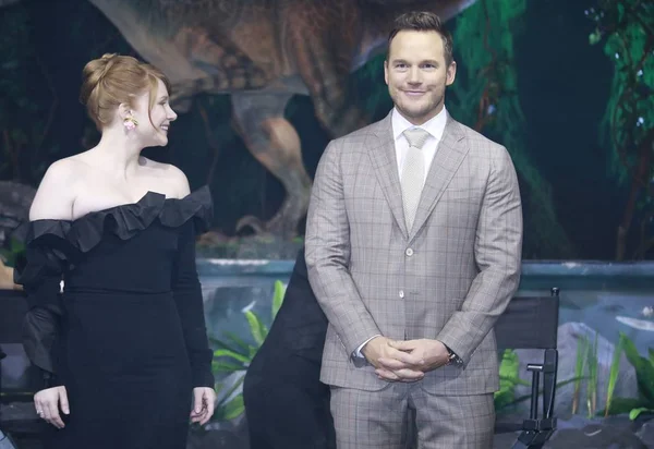 Amerykańska Aktorka Bryce Dallas Howard Lewo Aktor Chris Pratt Uczestniczyć — Zdjęcie stockowe