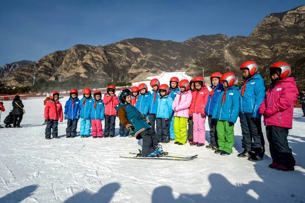 Młody Chiński Chłopiec Prezentuje Umiejętności Narciarskie Podczas Festiwalu Lodu Śniegu — Zdjęcie stockowe