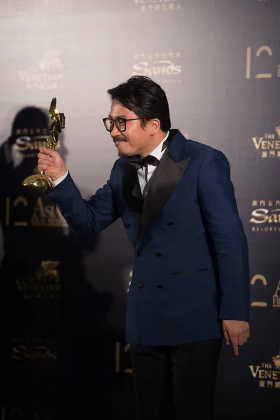 Der Südkoreanische Schauspieler Yang June Posiert Mit Seiner Trophäe Nachdem — Stockfoto