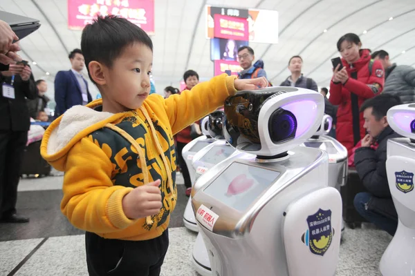 Niño Interactúa Con Robots Policía Automatizados Policías Robóticos Con Diferentes —  Fotos de Stock