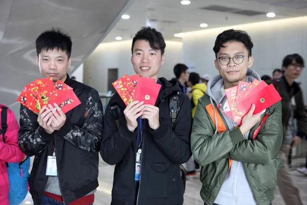 Medewerkers Van Chinese Internet Reus Tencent Tonen Dat Hun Hongbao — Stockfoto